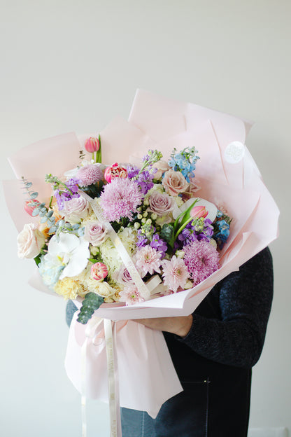 Juliette - A romantic lavish bouquet