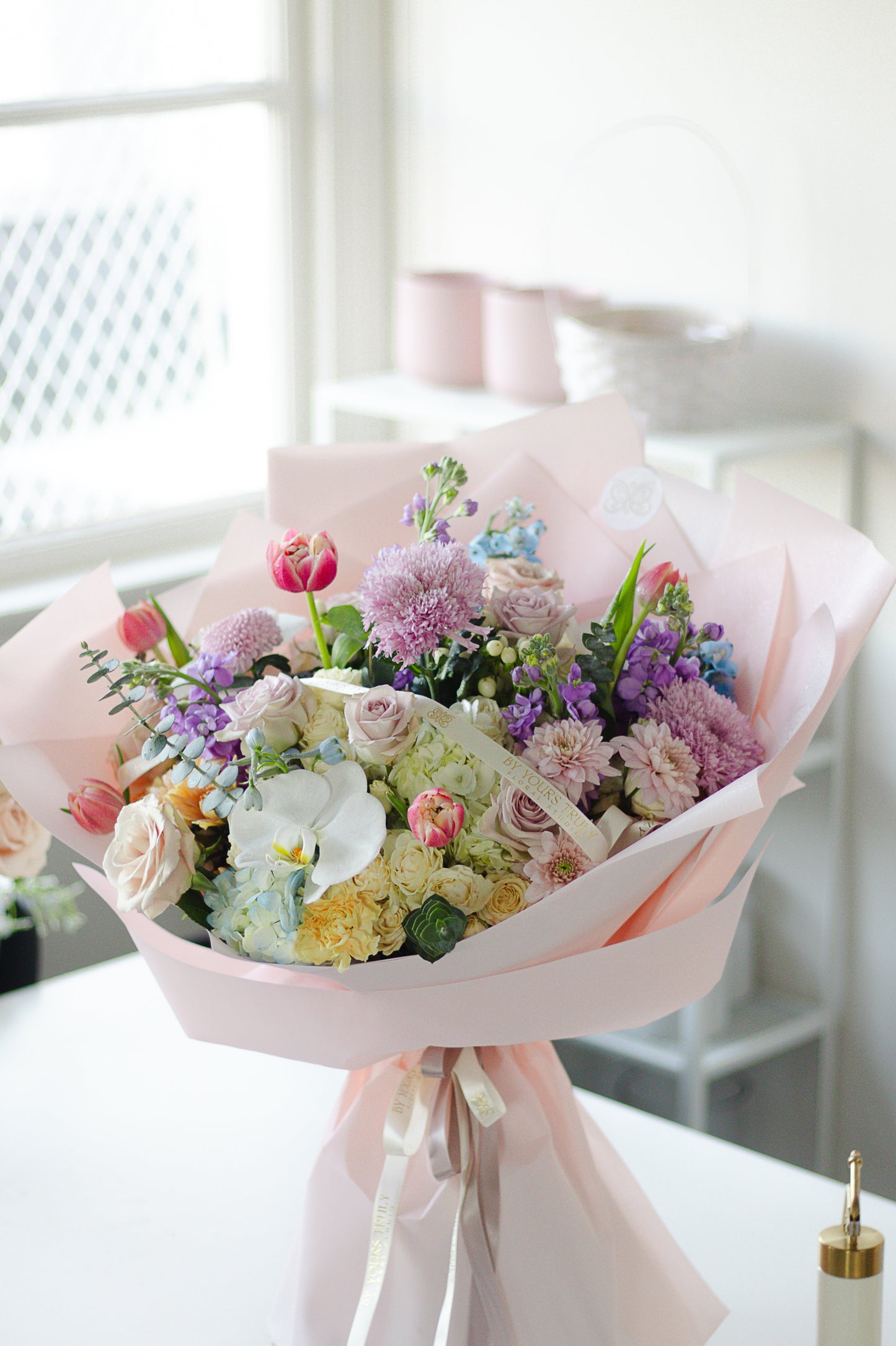 Juliette - A romantic lavish bouquet