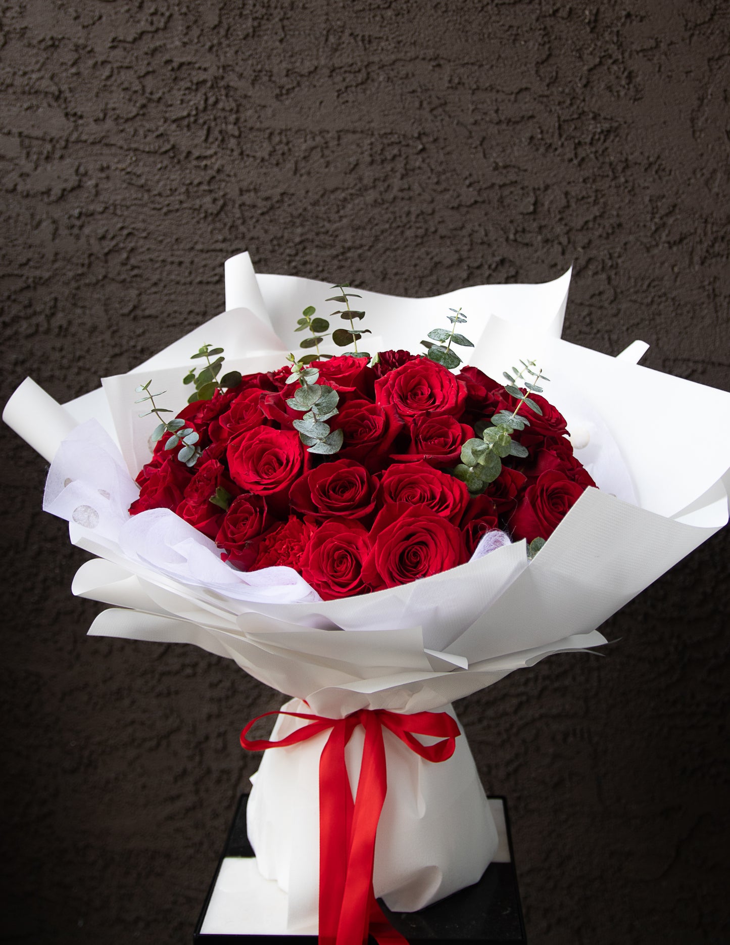 Leonor - 50 Stems Rose Bouquet