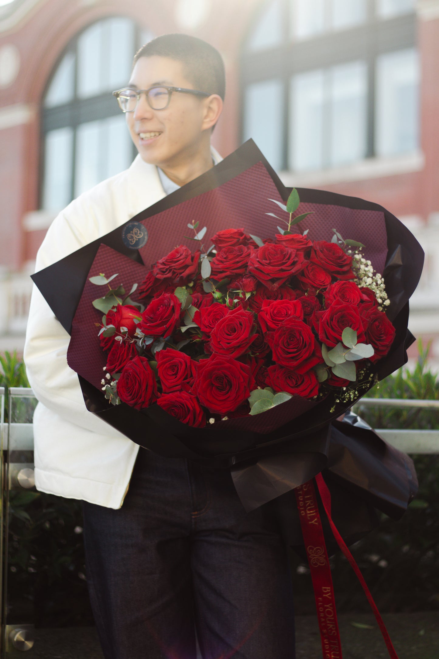 Elizabeth - 100 Roses Bouquet